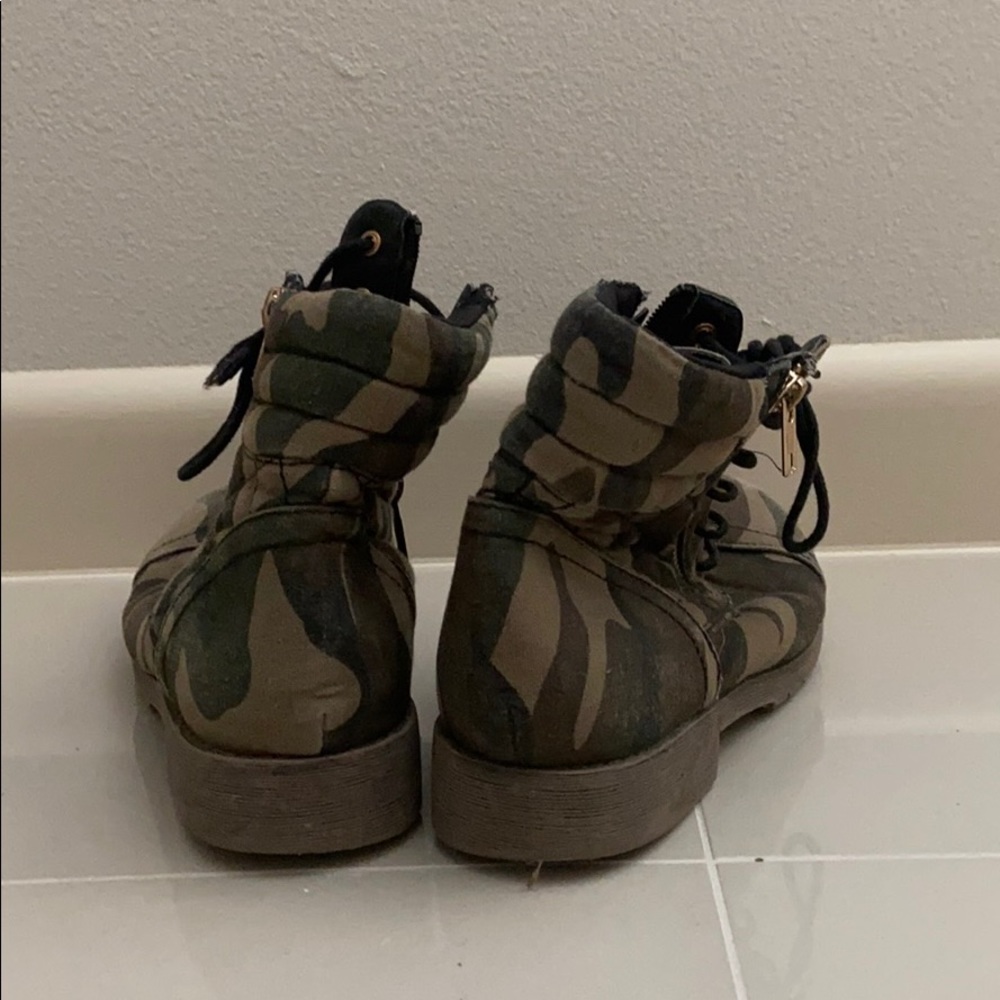 Boots - Picture 3 of 4